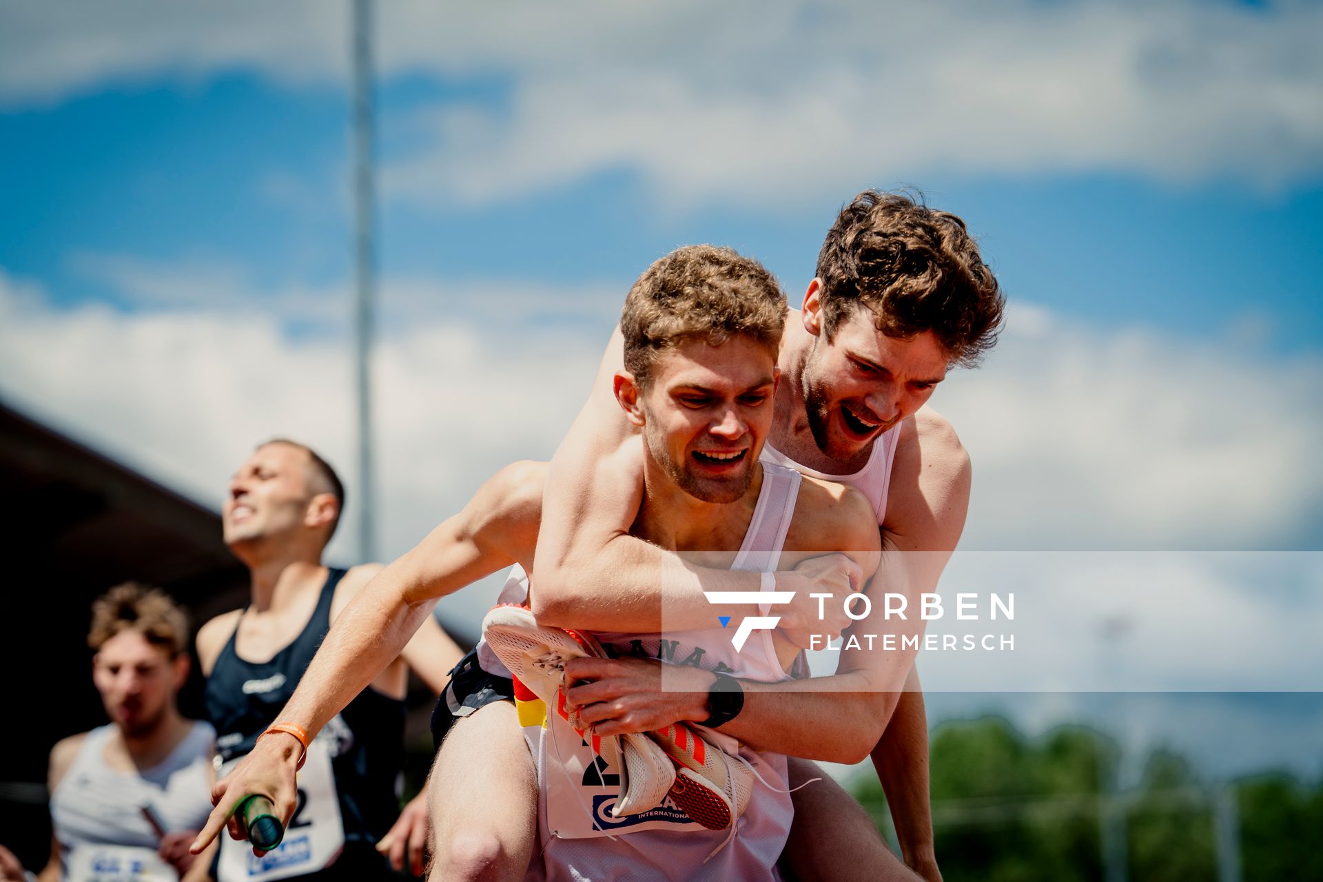 Lukas Abele (SSC Hanau-Rodenbach) im Ziel am 29.05.2022 waehrend der Deutschen Meisterschaften Langstaffel im Otto-Schott-Sportzentrum in Mainz